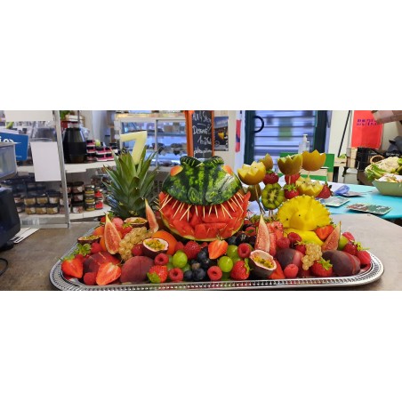 dinosaure en pastèque, plateau de fruits découpés prêts à être mangés